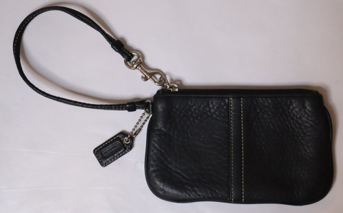 COACH Etichetta da polso con zip angolare in pelle nera e ciottoli con marca
