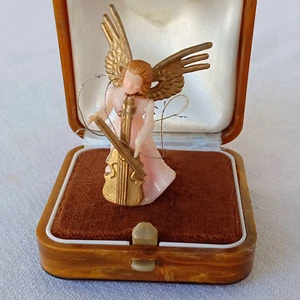 Pequeño adorno de ángel de plástico vintage para tocar violonchelo dorado rosa brillo años 60 - Imagen 1 de 8