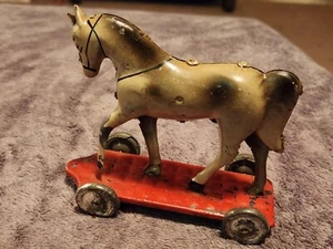 Altes frühes Blech Penny Spielzeug Plattform Pferd Zugspielzeug - Bild 1 von 5