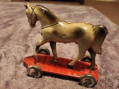 Antiguo juguete de plataforma de juguete de hojalata temprana juguete para tirar de caballo Foto 1 de 4