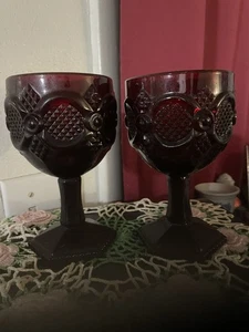 Avon Ruby Cape Cod Collection 2er Set Wasserkelche/Kerzenhalter in Boxen - Bild 1 von 1