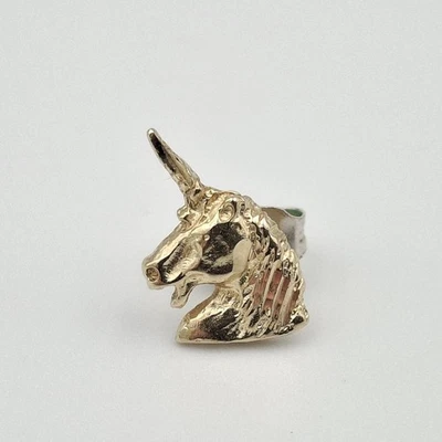 Pendiente único con cabeza de unicornio brillante talla diamante de oro amarillo de 14K Foto 1 de 4