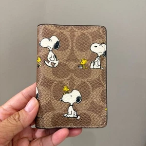 Cartera con tarjeta de identificación Coach X Peanuts en lona exclusiva con estampado Snoopy CBK50 - Imagen 1 de 4