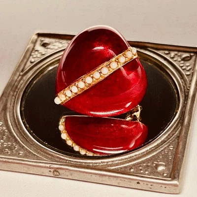 Broche prendedor vintage Ciner esmalte rojo corazón texturizado con detalles dorados y perlados Foto 1 de 4