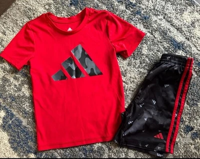 Conjunto corto y camiseta Adidas negro y rojo para niños talla 6 Foto 1 de 4