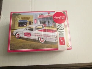 AMT 1/25 1960 Ford Ranchero con cassa Coca-Cola Cola NUOVO SIGILLATO - Foto 1 di 2