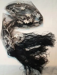 RED NEGRA CON BORDADO BLANCO MARFIL FLORES BORDES BUFANDA 62 X 19" VERDADERA BELLEZA - Imagen 1 de 3