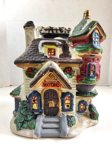 Decoración de abrigo de vacaciones de cerámica para hotel Christmas Village sin luces - Imagen 1 de 21