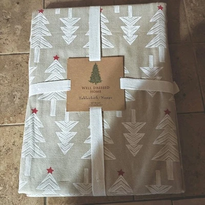 Bien Dressed Home bronceado/blanco. "Mantel de tela estrella roja árbol de Navidad 60"" redondo NUEVO Foto 1 de 4