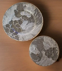 KIG Juego de 2 Hojas de Uvas de Vidrio Esmerilado en Relieve Bordes de Oro Plato de 10.5" / 7.5" - Imagen 1 de 8