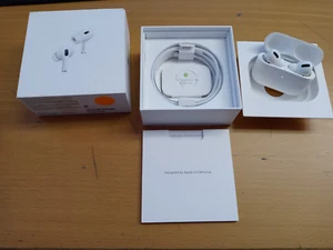 Apple AirPods Pro 2ème génération avec étui de charge sans fil MagSafe (Foudre) authentique - Photo 1 sur 2