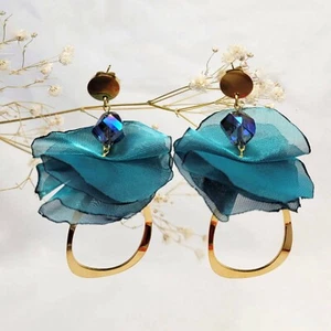 Pendientes de tela de raso y base de acero laminadas en oro 18K. - Imagen 1 de 1