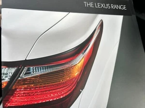 Folleto de información de ventas de autos de la gama de modelos Lexus enmarcable 2010 - Imagen 1 de 4