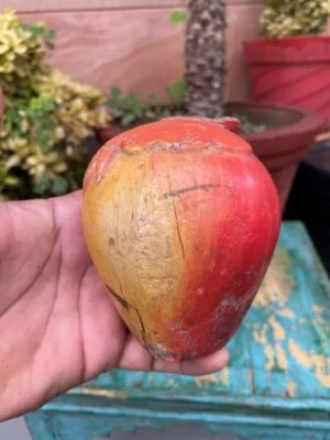 Antiguo juguete decorativo modelo fruta pintada a mano tallado en madera antiguo de 1800 Foto 1 de 4