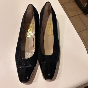 Salvatore Ferragamo schwarz Lack Cap Toe Wildleder strukturiert Blockabsatz Pumps 7 AA - Bild 1 von 9