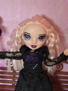 Modepuppe mit blonden lockigen Haaren und Spitzenkleid - Bild 1 von 5