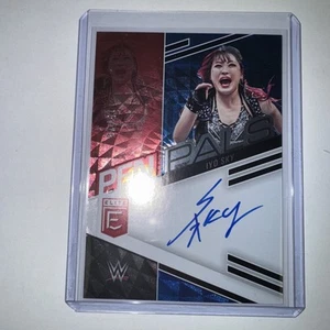 IYO SKY ON CARD AUTO /25 BLUE SP 2023 PANINI DONRUSS ELITE WWE PEN PALS #PL-IYO - Foto 1 di 4