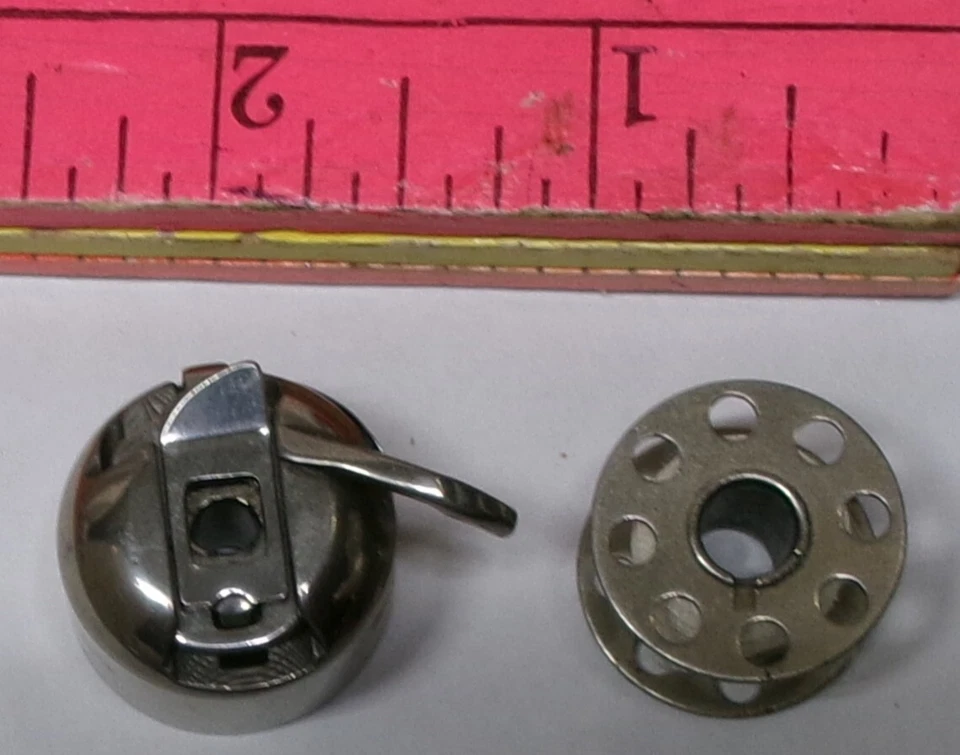 * Швейная машина Bernina - ЧЕХОЛ-БОБИНА и бобина - от машины 740E - ХОРОШАЯ ** - Изображение 1 из 1