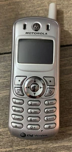 TELÉFONO CELULAR PEQUEÑO de mano inalámbrico de colección Motorola plateado Y2K AT&T LEER - Imagen 1 de 7