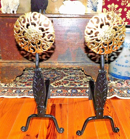 VIRGINIA METALCRAFTERS WILLIAMSBURG STYLE  BRASS MEDALLION ANDIRONS Cover