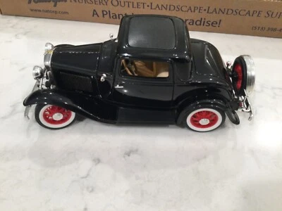 Road Legends 1:18 ‘32  Ford 3-Window Coupe - #92248 - Image 1 of 4