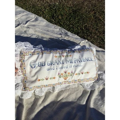 Almohada decorativa bordada vintage 22” rectangular aguja paciencia floral Foto 1 de 4