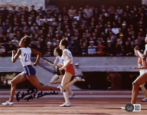 FOTO 8x10 firmada por Edith McGuire 1964 oro olímpico pista y campo rara Beckett Bas - Imagen 1 de 2