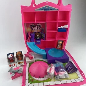Gift 'ems Hotel & Spa Spielset exklusiv Junge Rettungsschwimmer mit 3 extra Figuren Puppe - Bild 1 von 10