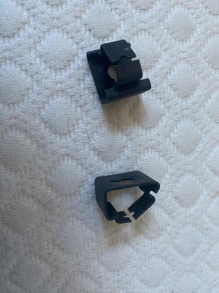 Пара фиксирующих зажимов для дверного подлокотника BA-7024146-A 1964 1965 1966 Ford Mustang - Изображение 1 из 1