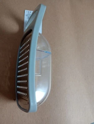 Терка из нержавеющей стали 7 дюймов с пластиковым контейнером - Изображение 1 из 4