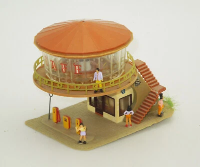 Faller H0 B-215 Auto-Rast Rundcafe Tankstelle Cafe mit Figuren - Bild 1 von 3