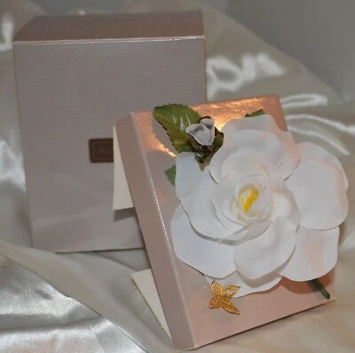 Pin de ramillete y mariposa Spring Duet Avon blanco rosa latón mariposa Foto 1 de 4