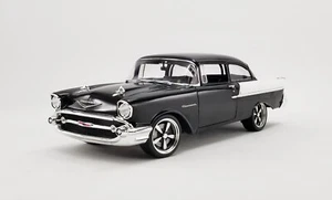 Chevrolet 150 Restomod 1957 ""reloj de arena"" blanco y negro escala 1:18 A1807012 - Imagen 1 de 7