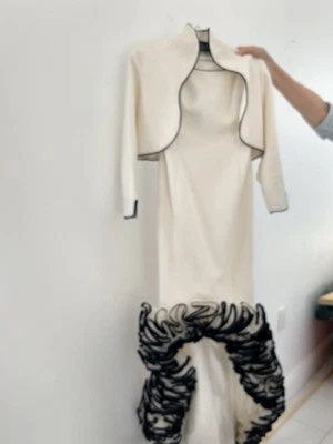 Vestido personalizado blanco/negro tren con volantes  Foto 1 de 4