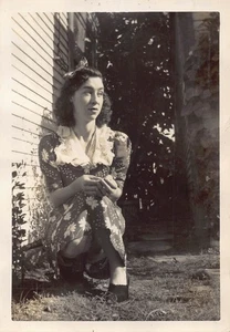 Vestido floral vintage 1943 mujer joven seductora años 40 con foto piernas agachadas - Imagen 1 de 2