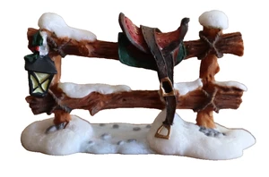O'Well Pueblo de Navidad Estatuilla Resina Valla Poste Sillín Linterna Nieve 1.75" - Imagen 1 de 8