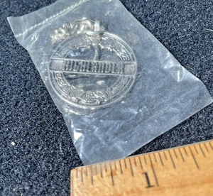 RARO! NUOVO! Portachiavi vintage Highlander TV Show logo medaglione peltro - Foto 1 di 7