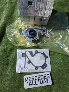 Genuine Mercedes Engine Coolant Water Pump OM651 A6512003102 Gasket Original New - Picture 1 of 10