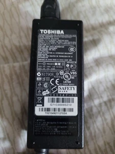 GENUINE ORIG POWER CHARGER FOR TOSHIBA R33030 V85 N17908 PA3714U-1ACA UC4-4(8) - Photo 1/3