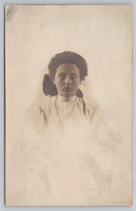 Postal de retrato de mujer hermosa victoriana RPPC - Imagen 1 de 2