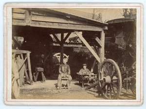 PHOTO vers 1900, charron roue en bois métier entrepôt - Picture 1 of 2