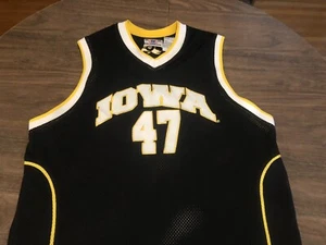Camiseta deportiva de baloncesto grande negra de los Hawkeyes de la Universidad de Iowa - Imagen 1 de 8