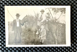 PADRE CON CAVALLO E DUE FIGLI UN FIGLIO È A CAVALLO RPPC CARTOLINA FOTO REALE - Foto 1 di 2