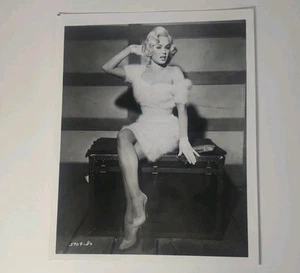 Pin Up de actriz fotográfica Mamie Van Doren en piel blanca 8x10 en blanco y negro - Imagen 1 de 1