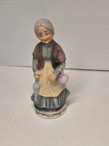 Estatuilla de cerámica Little Old Lady, Caine, cesta de frutas, 6,5 pulgadas de alto - Imagen 1 de 3