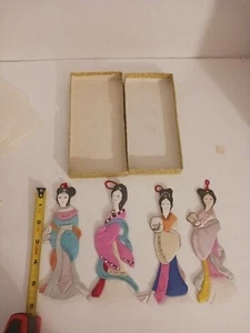 Juego de 4 adornos de seda chinos vintage Lillian Vernon caja original lote F - Imagen 1 de 8