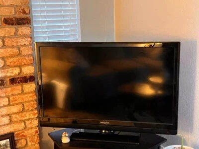 INSIGNIA NS-42L260A13A 42” TV WORKING PERFECT - Image 1 of 4