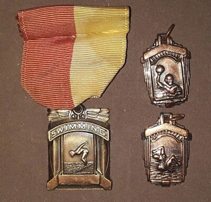 3 VINTAGE SCHULE SCHWIMMEN MESSINGMEDAILLE AUSZEICHNUNGEN - GRAVIERT 1957, 1958, 1959 AUF DER RÜCKSEITE - Bild 1 von 5