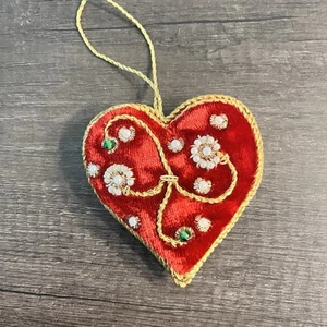 Almohada de felpa cinta dorada roja con cuentas adorno navideño en forma de corazón de terciopelo - Imagen 1 de 6