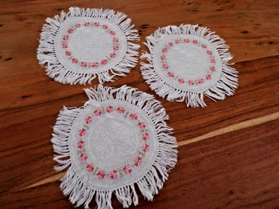 Linge ancien Lot de 3 Napperons  coton blanc  brodé de fleurs et franges - Photo 1/3